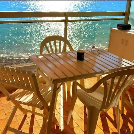 Seafront With Private Terrace And Free Parking Lägenhet *