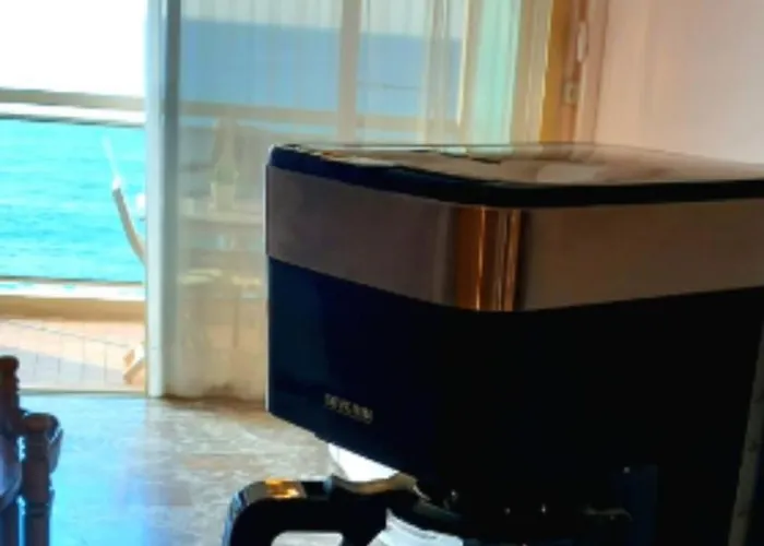 Seafront With Private Terrace And Free Parking Lejlighed *