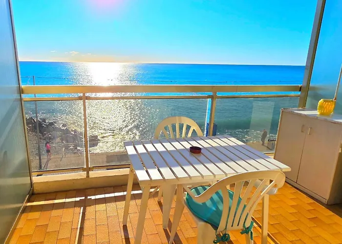 Seafront With Private Terrace And Free Parking דירה