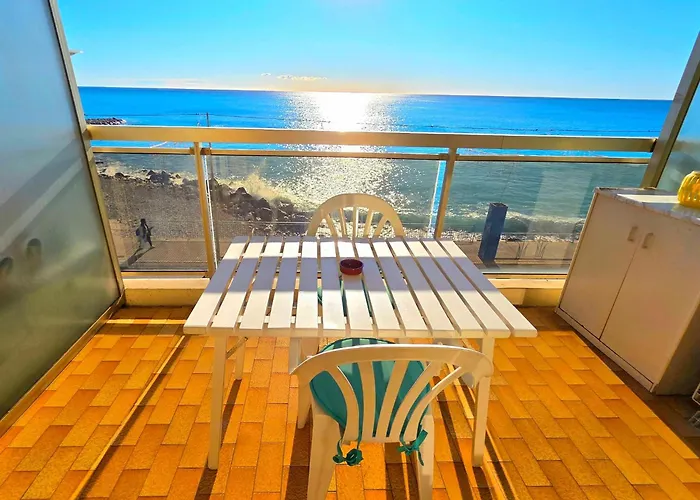 Seafront With Private Terrace And Free Parking מנטון