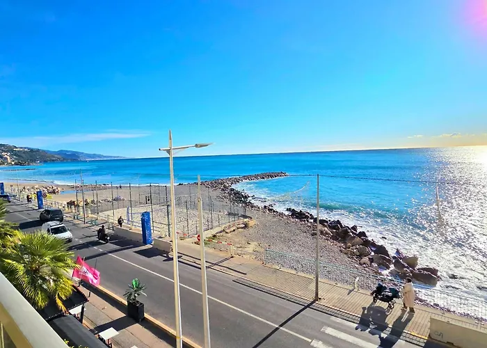 Seafront With Private Terrace And Free Parking דירה